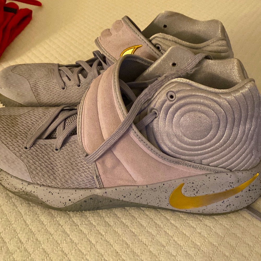 Nike kyrie basketball shoes